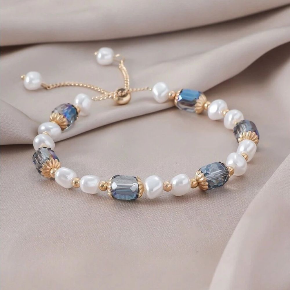 Elegant Pearl and Blue Bracelet R57